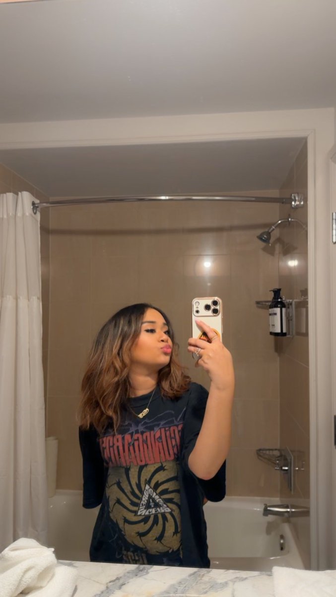 meera 🌸 tweet media