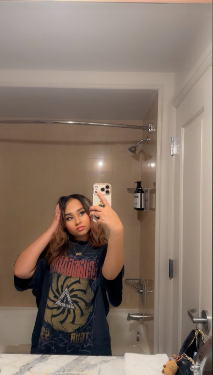 meera 🌸 tweet media