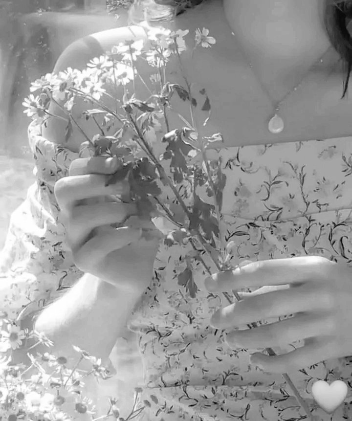 لا نريد أشياء ثمينة ، لا نريد أشياء مثيرة ، لا نريد أشياء مشعة ، نريد أشياء حقيقية..
أشياء نحبها ، نحبها لذاتها حتى لو كانت صغيرة..
حتى لو كانت متوارية في العتمة ، ولكن وميض نورها الخافت يضيء عالمنا عندما تخذلنا كل الشموس..!!