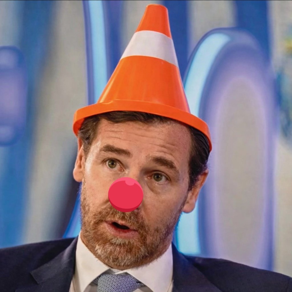 Montou o circo e acabou como palhaço de serviço.
- colunas a fazer ruído no sector visitante;
- atirar camisolas do Atlético ao Hjulmand;
- balneários com ar-condicionado no máximo;
- pausas técnicas encapotadas por lesão;
- apanha-bolas a esconder bolas;
Isto é bafio old-school!