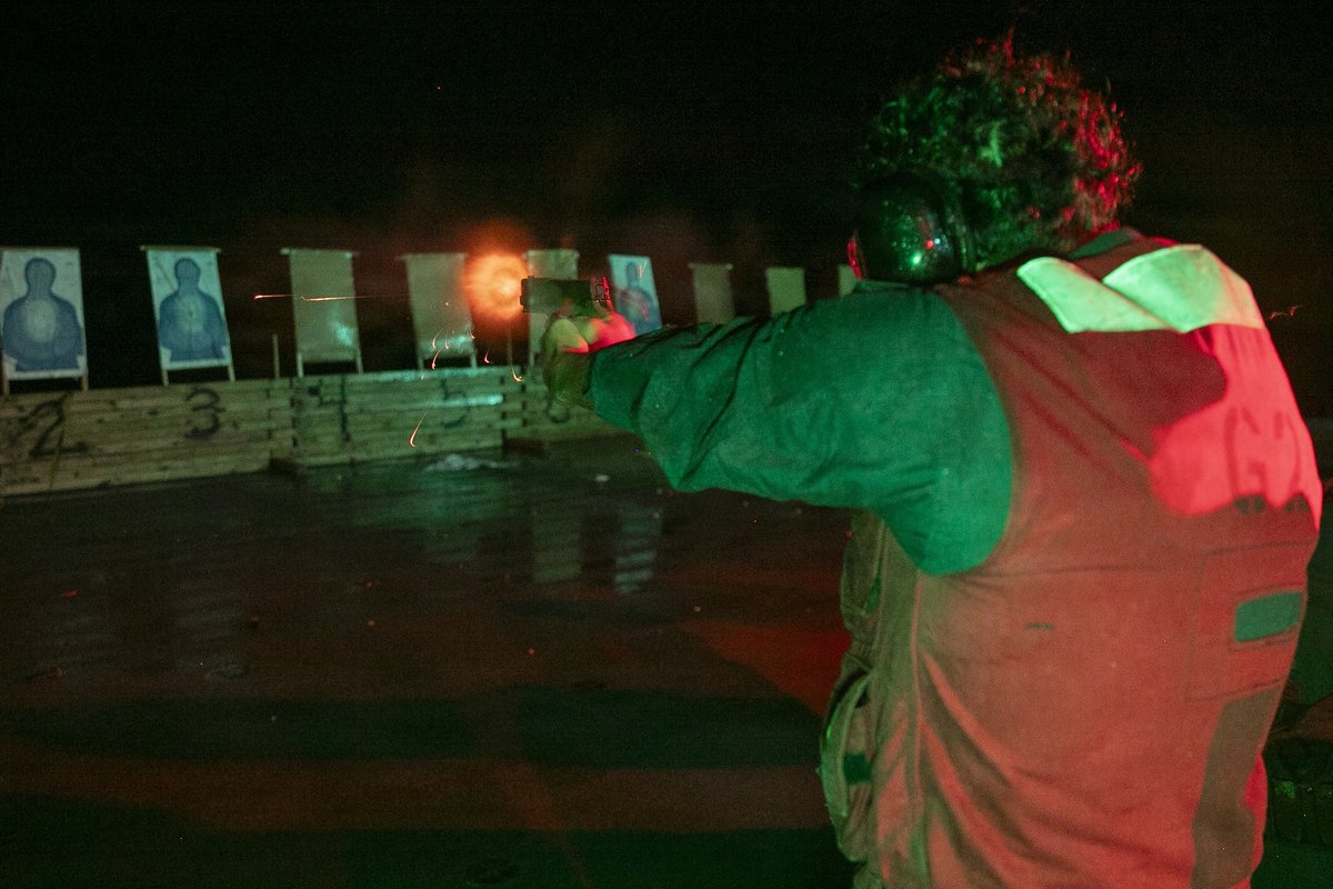 SurfaceWarriors's tweet image. 💥⚔️#WarshipOfTheDay: USS Tripoli Conducts A Low Light Gun Shoot🔦

Sailors fire an M4 rifle and an M18 pistol during a low-light gun shoot aboard America-class amphibious assault ship USS Tripoli (LHA 7), Feb. 7, 2026.