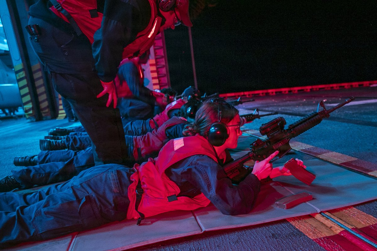 SurfaceWarriors's tweet image. 💥⚔️#WarshipOfTheDay: USS Tripoli Conducts A Low Light Gun Shoot🔦

Sailors fire an M4 rifle and an M18 pistol during a low-light gun shoot aboard America-class amphibious assault ship USS Tripoli (LHA 7), Feb. 7, 2026.