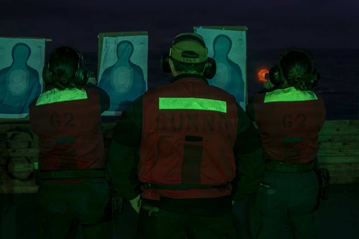 SurfaceWarriors's tweet image. 💥⚔️#WarshipOfTheDay: USS Tripoli Conducts A Low Light Gun Shoot🔦

Sailors fire an M4 rifle and an M18 pistol during a low-light gun shoot aboard America-class amphibious assault ship USS Tripoli (LHA 7), Feb. 7, 2026.
