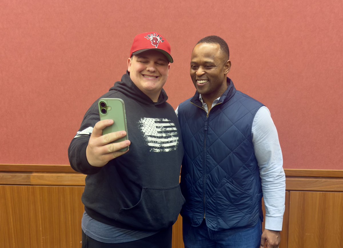 DanielCameronKY's tweet photo. Spent some time with the College Republicans at UofL. The next generation is engaged, ready to make their voices heard, and shape what comes next for America. https://t.co/yzNFTCSH68