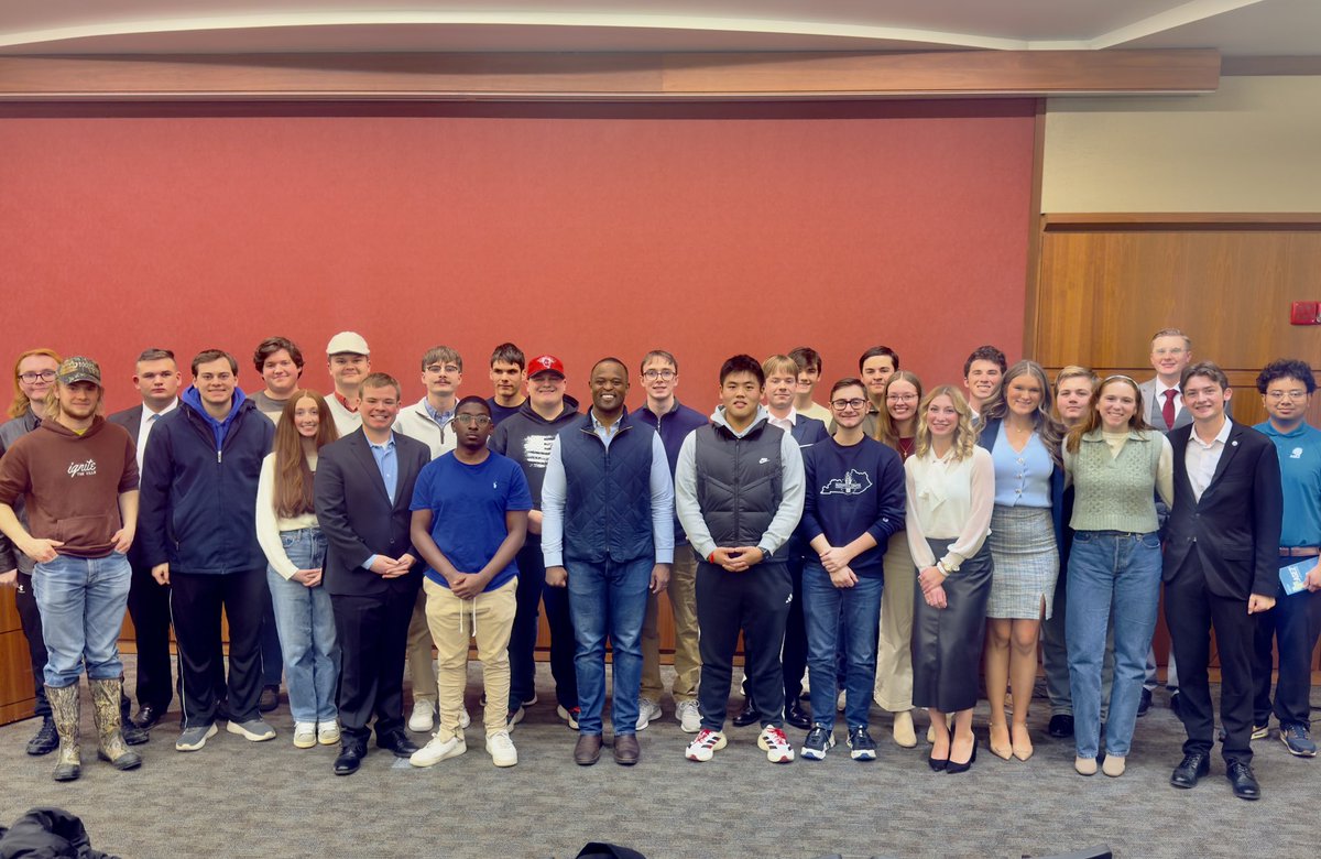 DanielCameronKY's tweet photo. Spent some time with the College Republicans at UofL. The next generation is engaged, ready to make their voices heard, and shape what comes next for America. https://t.co/yzNFTCSH68