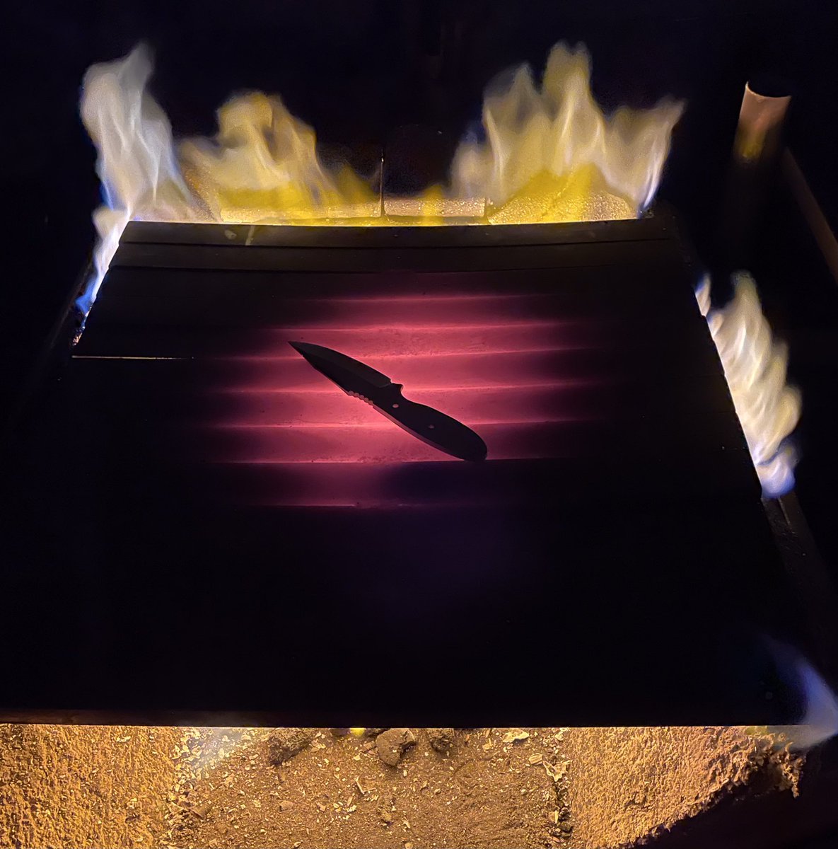 Mononofuknives's tweet photo. Yoroidoshi hardening.
#knife
#customknife
#handmadeknife
#katana
#blacksmith
#tosho https://t.co/7p1zWxV3kT