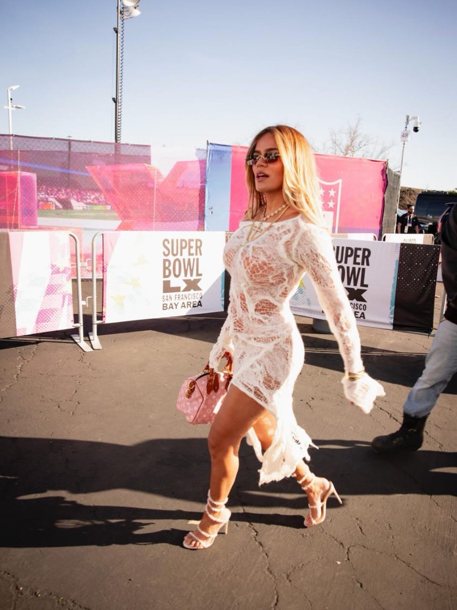 TeamkarolGRD's tweet photo. LA REINA LATINA! LA BICHOTA 🔥 😍✨💋👑
.
#SUPERBOWLLX https://t.co/ykrM3dEwIu