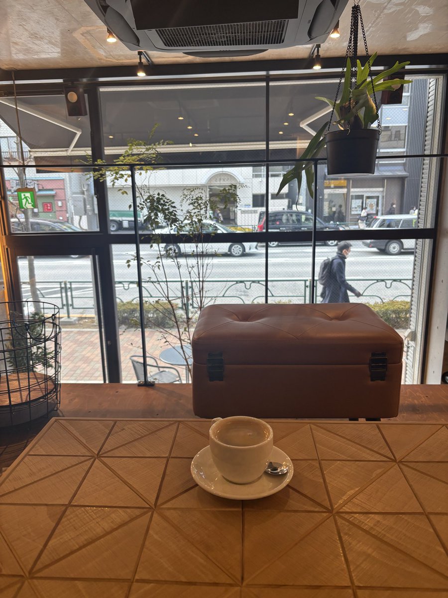 cryptmanual's tweet photo. 傷病休暇中の一コマ
子供達が学校に行った後はよくカフェに行ってます。脳ドックを調べて受けてみる事にしよっと。 https://t.co/73qab3PDcW