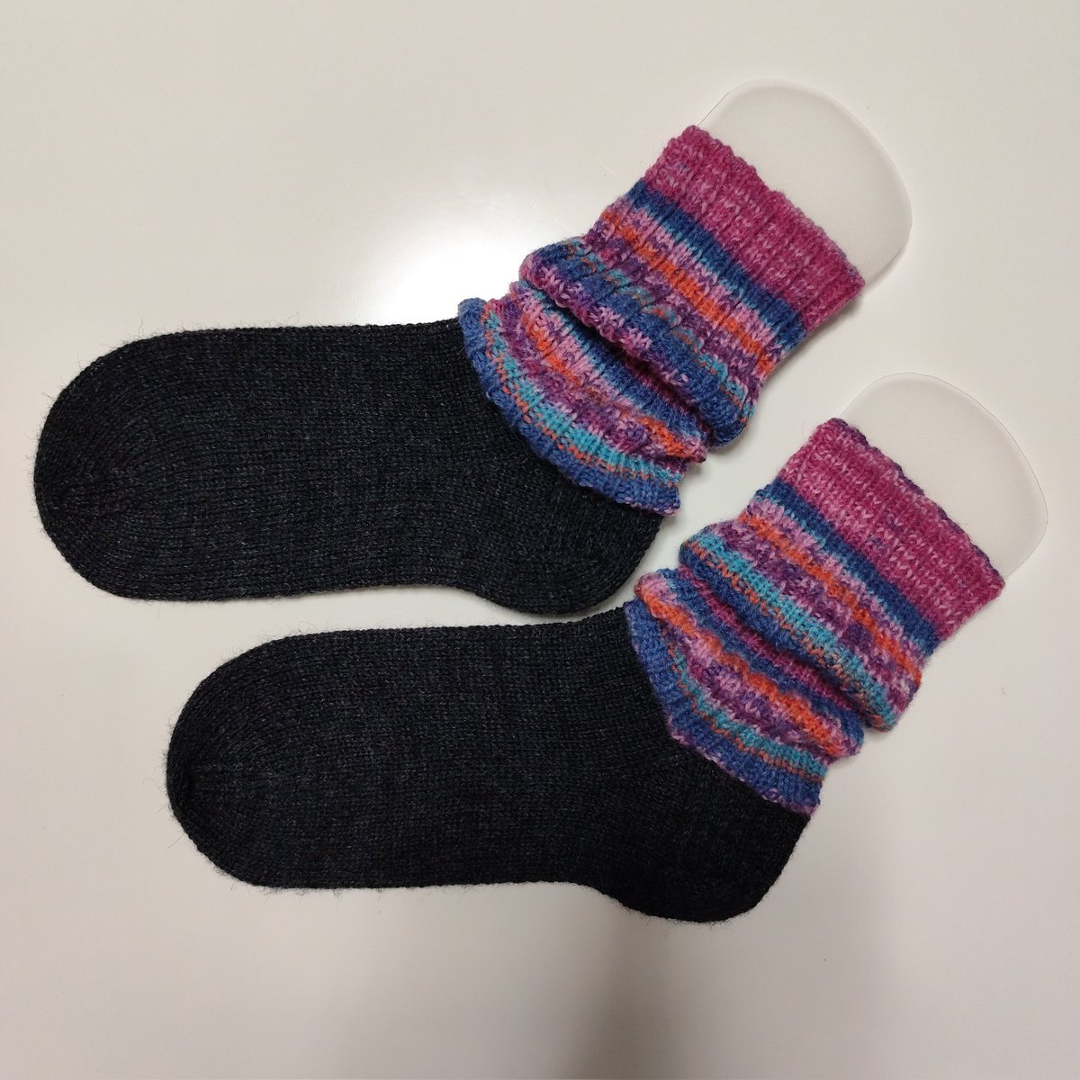 peko3756's tweet photo. 3足出来てましたーくしゅくしゅ🧦
きょうは☁☂️
雪⛄️少しは溶けるかもね。

#手編み靴下 #編み物 #ハンドメイド #関節リウマチ #シェーグ���ン症候群 https://t.co/Xs7wcoHzHB
