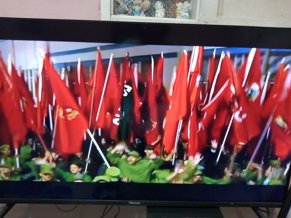 La bandera que defendieron nuestros jóvenes en la marcha de las antorchas en homenaje a nuestro héroe nacional José Marti.
