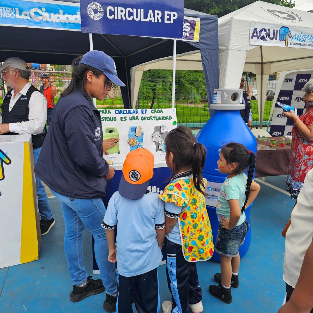 FernandCornejoV's tweet photo. #CircularEP | ¡Guayaquil se transforma con educación ambiental!

En lo que va del año, hemos sensibilizado a 4.883 personas a través del Plan Piloto de Separación en la Fuente, llevando este mensaje a calles, escuelas y barrios de la ciudad.

Este avance refleja el compromiso de una ciudadanía que se suma al cambio, desde niños y jóvenes hasta adultos mayores, promoviendo juntos una cultura de manejo responsable de residuos.

Seguimos construyendo, con corresponsabilidad y participación, la ciudad sostenible que merecemos.

#AquilesAlcalde #AsíSeHaceGuayaquil #CiudadDeTodos