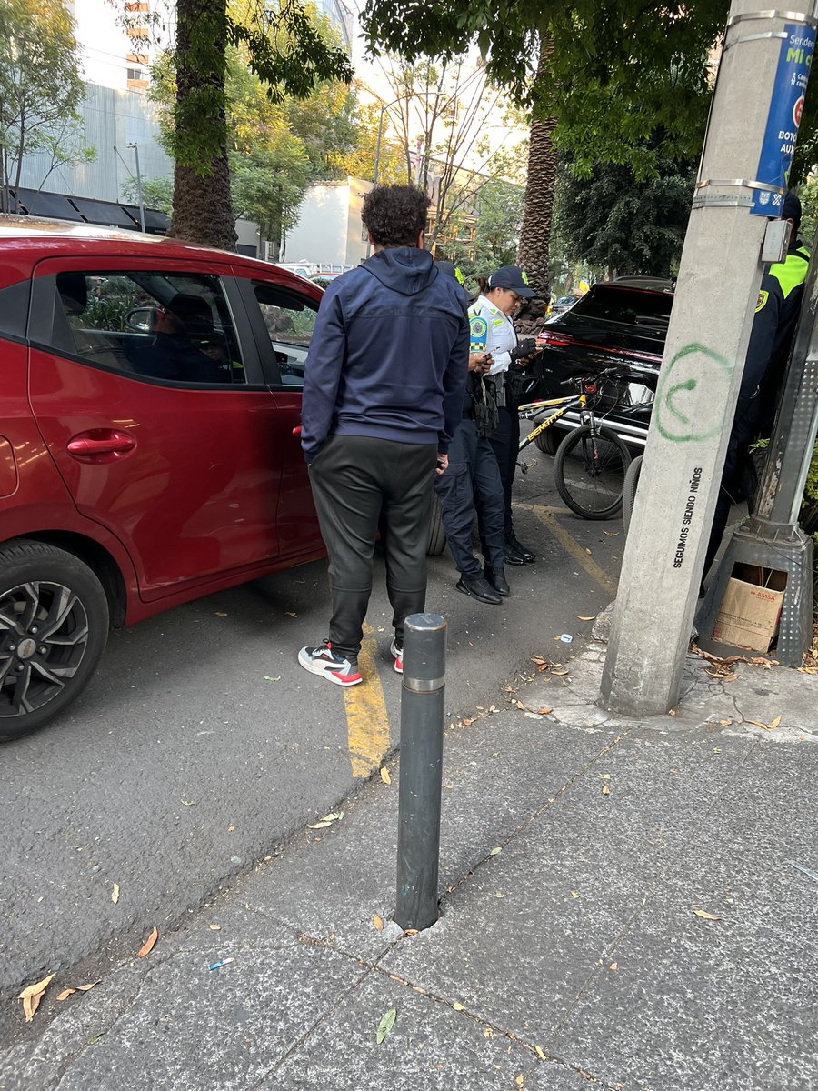 Llevan 30 minutos negociando con el conductor para no infraccionarlo en Homero y Sudermann, además de obstruir paso peatonal. <a href="/UCS_GCDMX/">Unidad de Contacto del Secretario SSC CDMX</a> <a href="/SSC_CDMX/">SSC CDMX</a> <a href="/PabloVazC/">Pablo Vázquez Camacho</a> <a href="/PoderCiudadTV/">PODER CIUDADANO</a> <a href="/supercivicosmx/">Los Supercívicos</a> <a href="/lavozdepolanco/">Voz de Polanco</a>