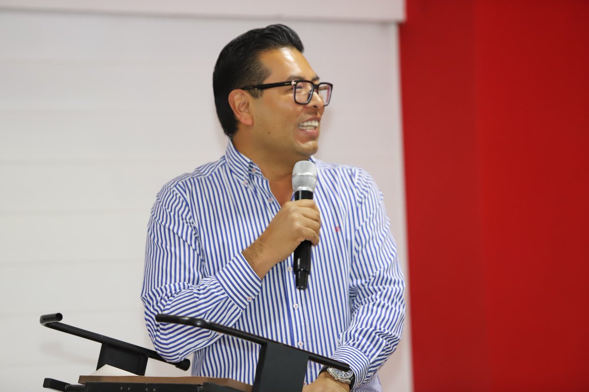 NestorCamarillo's tweet photo. Aprendo y disfruto platicar con jóvenes como en la #UIEST en San Martín #Texmelucan. Hay que llevar la política a las Universidades para construir el #Mexico Nuevo.🍊😊💬 https://t.co/vJluXhIxJa