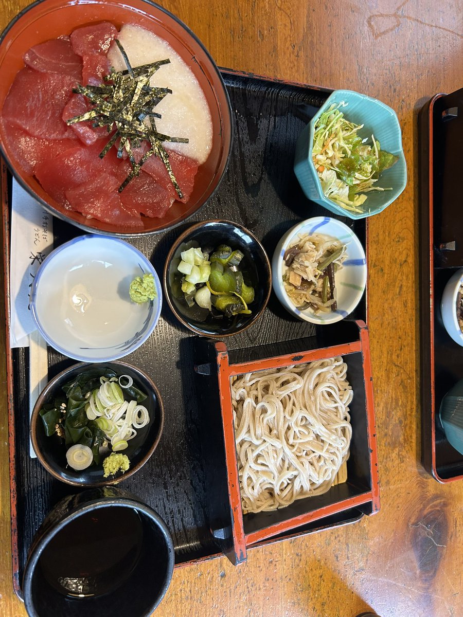 maukei3's tweet photo. 西白井の上州手打 栄久庵でまぐろ丼と天丼のセット。まぐろが美味。
#西白井　#栄久庵　#蕎麦 https://t.co/VPgOYtPjob