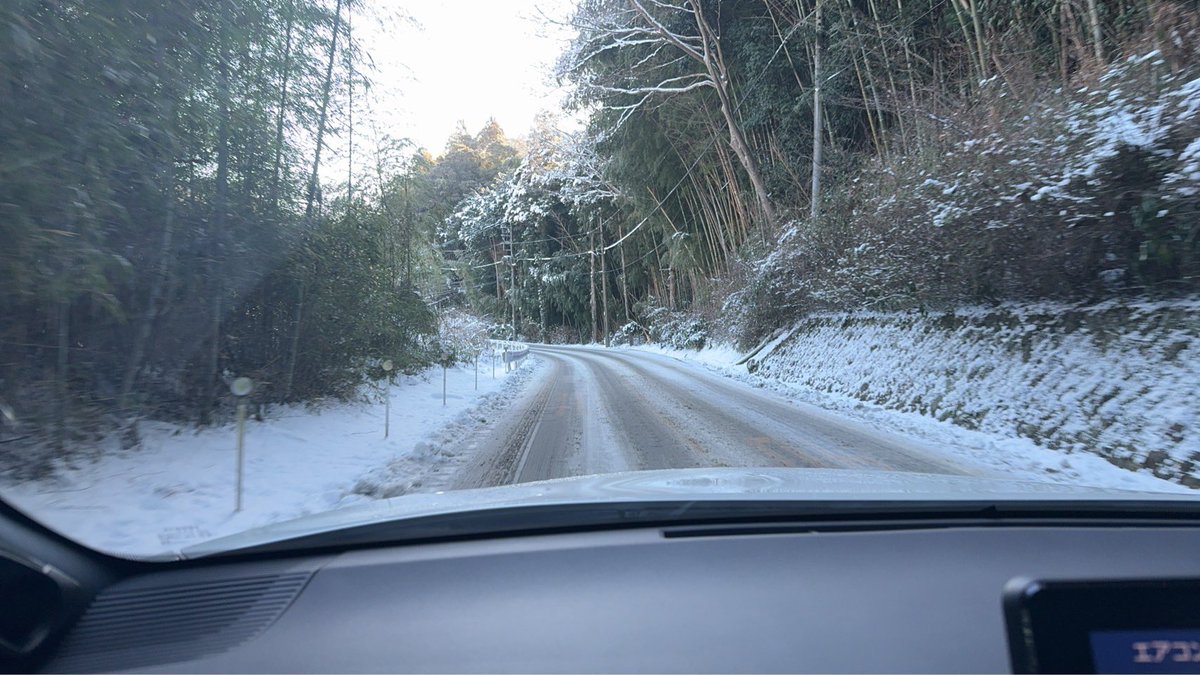izunp_nichi's tweet photo. ❄️交通情報・県道12号伊東修善寺線❄️

伊豆市の八幡東交差点ー冷川IC間の様子が届きました。路面が凍ってます。

「いかばた」ー冷川トンネル間ではスタック車両を回避するための片側交互通行が行われ、渋滞が起きています

⚠️同道路はチェーン規制が敷かれています

#静岡県 #伊豆市 #伊東市 https://t.co/dYE2YFIeT2