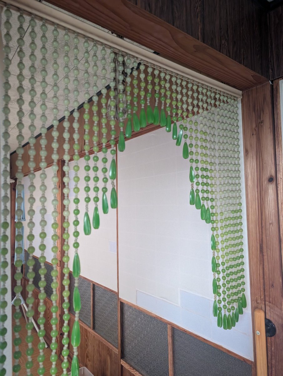 玉のれん。もともとは余ったそろばんの玉から作られた物らしいが昭和は