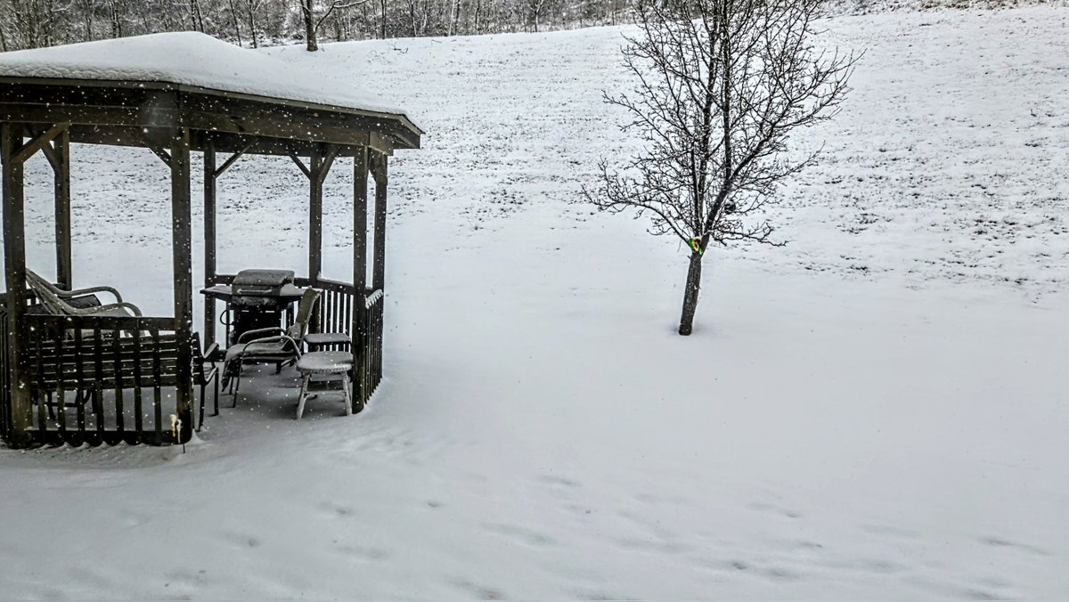 LWV1863's tweet photo. Snow 2026 in Dunbar West Virginia https://t.co/dXoWOXLnFH