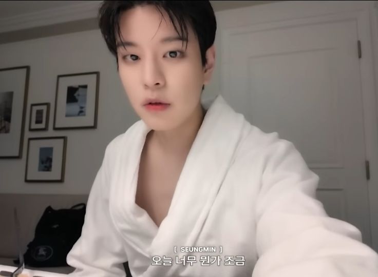 979899s's tweet photo. why are you naked!!!! https://t.co/4iMSesEn4v