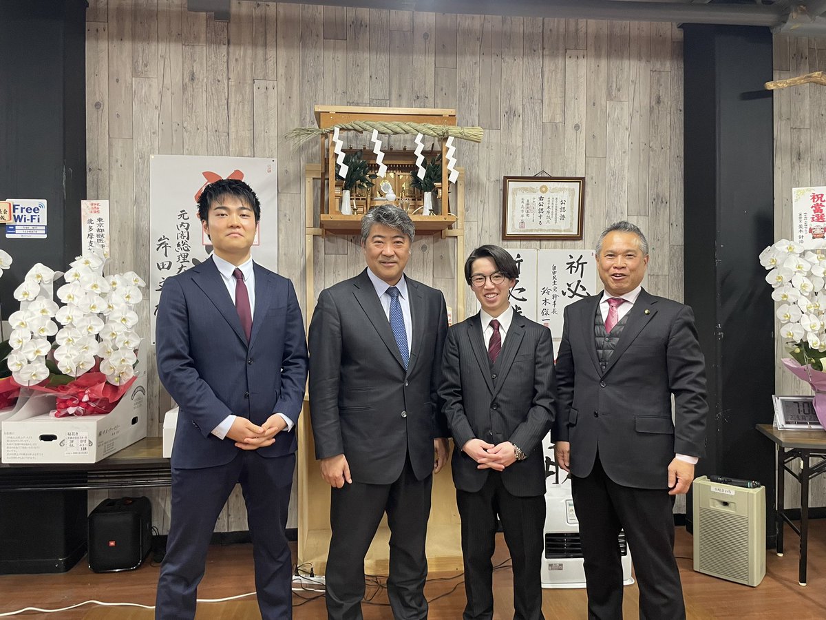 おはようございます♪
衆議院選挙から一夜明けて、昨夜は東京第20選挙区木原誠二当選報告会に出席でした。
武蔵村山総支部幹事長として、総支部長代理でダルマの目入れにも参加させて頂きました。
今回の選挙に学生インターンとして、連日活躍して頂いた大学生と共に、木原代議士との記念撮影です。