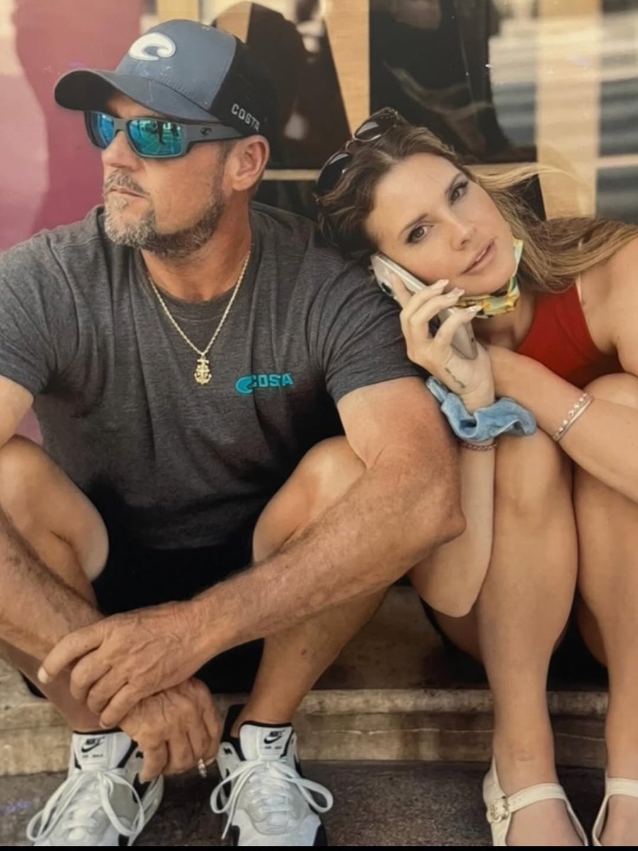 “Essa foto foi tirada antes de a gente casar. Essa mulher preciosa envolveu sua alma quente em volta do meu coração. Te amo para sempre”

Jeremy, marido da Lana Del Rey, via Instagram