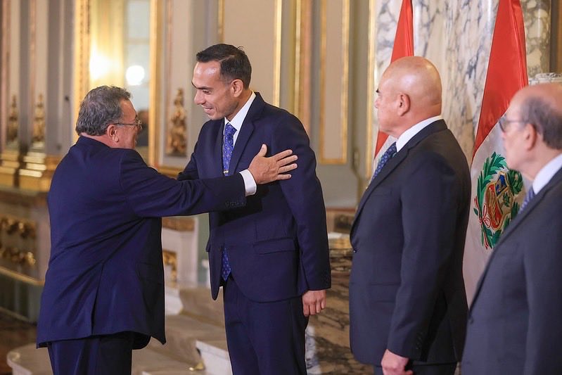 EmbajadaEcuPER's tweet photo. El Embajador Galo Yépez presentó sus saludos de inicio de año al Presidente del Perú, @josejeriore, reafirmando la voluntad de Ecuador y Perú de seguir fortaleciendo sus excelentes relaciones bilaterales y la cooperación para enfrentar desafíos comunes 🇪🇨🤝🇵🇪 https://t.co/UIUExobii0