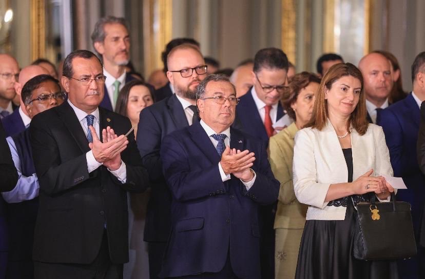 EmbajadaEcuPER's tweet photo. El Embajador Galo Yépez presentó sus saludos de inicio de año al Presidente del Perú, @josejeriore, reafirmando la voluntad de Ecuador y Perú de seguir fortaleciendo sus excelentes relaciones bilaterales y la cooperación para enfrentar desafíos comunes 🇪🇨🤝🇵🇪 https://t.co/UIUExobii0