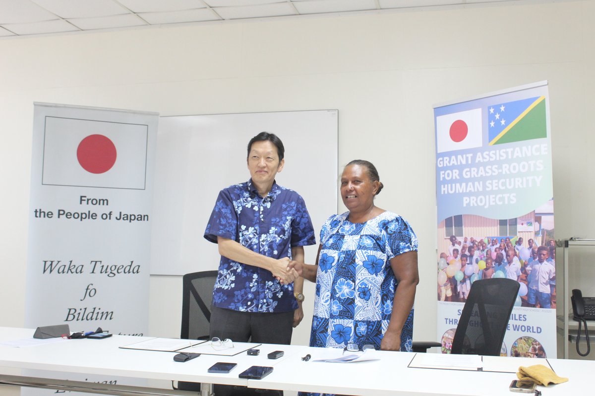 JapanEmb_SI's tweet photo. On 5th February, Grant Contract Signing Ceremony for GGP was held at the Embassy of Japan. Ambassador HIGUCHI signed the contract with Ms Joylin Oli, representative of Bobolo Community.
Details on our website↓#Bobolo #Malaita
https://t.co/1OKPgjUBM1 https://t.co/DHJtEVYrmM