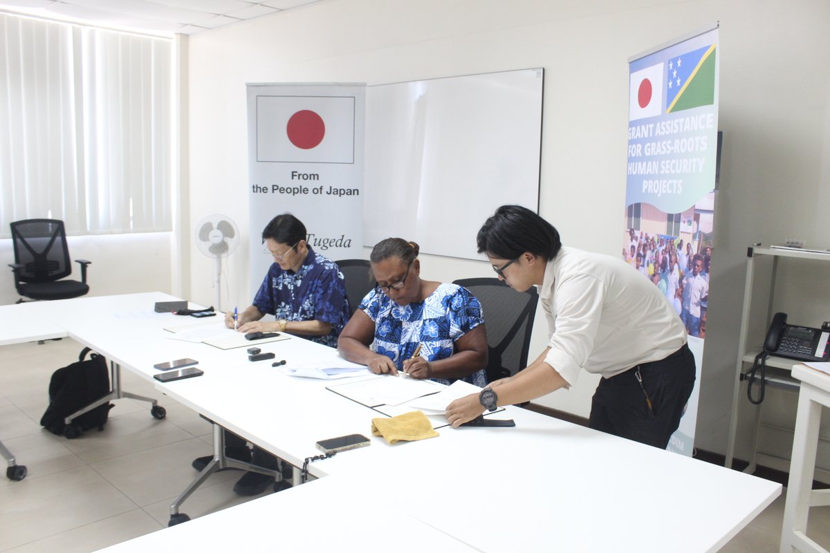 JapanEmb_SI's tweet photo. On 5th February, Grant Contract Signing Ceremony for GGP was held at the Embassy of Japan. Ambassador HIGUCHI signed the contract with Ms Joylin Oli, representative of Bobolo Community.
Details on our website↓#Bobolo #Malaita
https://t.co/1OKPgjUBM1 https://t.co/DHJtEVYrmM