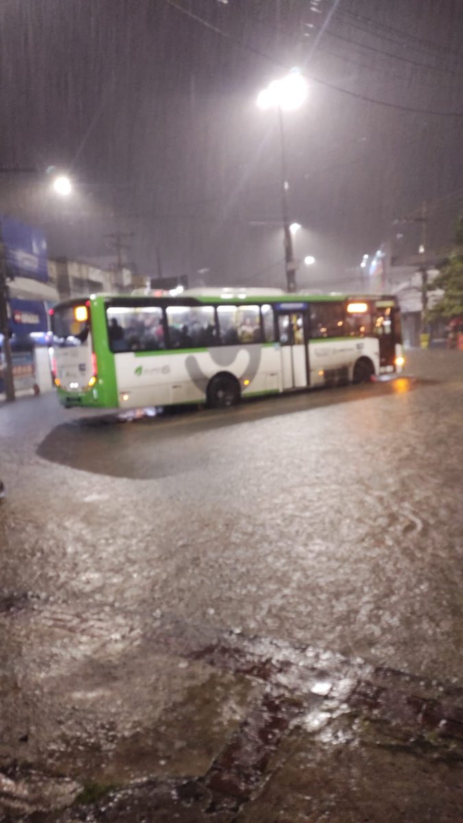 o que eu peguei de chuva e esgoto hoje é histórico, que cidade ridicula e vai tomar no cu motoqueiros e motoristas imprudentes