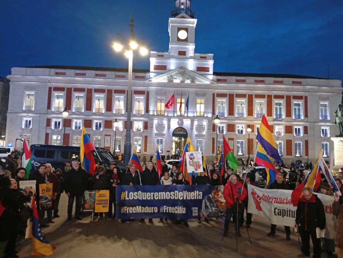 🇪🇸🇻🇪España se movilizó exigiendo la libertad del presidente <a href="/NicolasMaduro/">Nicolás Maduro</a> y la primera dama <a href="/ConCiliaFlores/">Cilia Flores</a> 

📢 Al cumplirse un mes del secuestro de la pareja presidencial venezolana, miles de ciudadanos exigieron la libertad inmediata del jefe de Estado venezolano, Nicolás