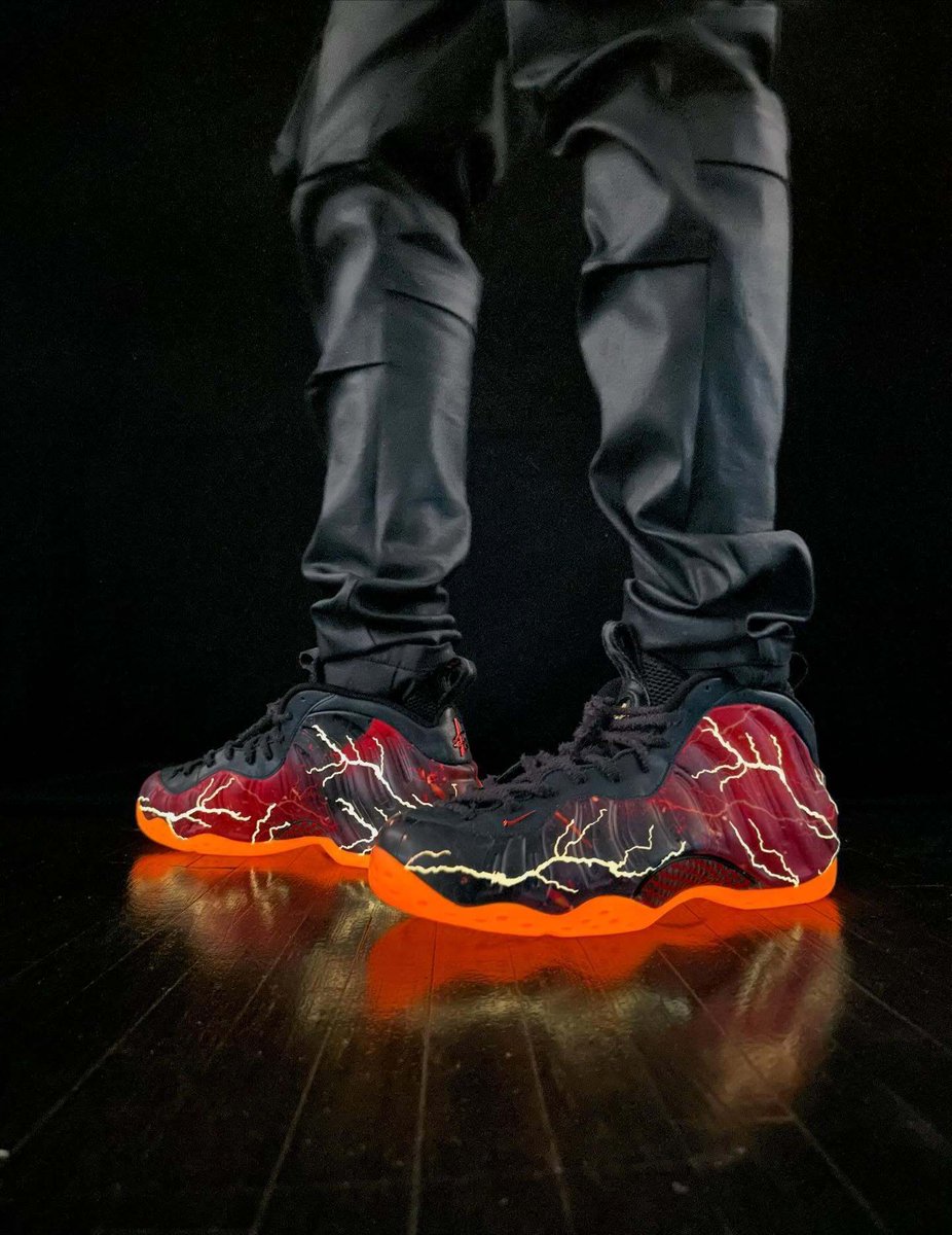 The Stranger Things x Air Foamposite Ones glow in the dark  display picture 1