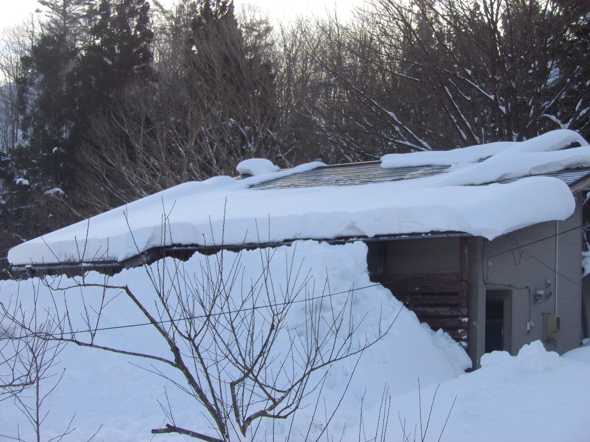 9時現在 気温－2℃ 晴れ 積雪約167㎝ 久し振りに降雪ゼロの朝 屋根雪の