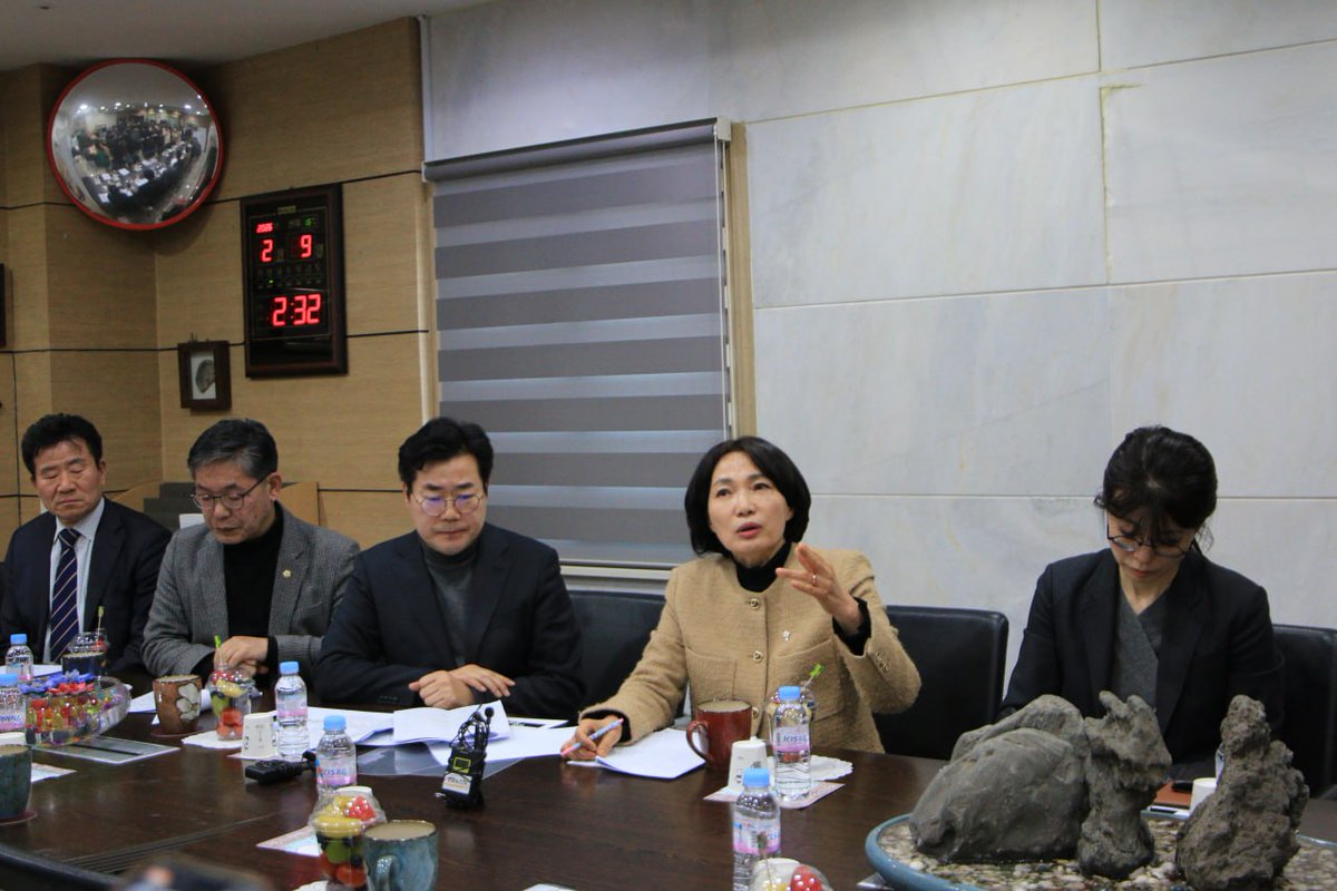 <성폭력 의혹 시설 ‘색동원’, 현장을 직접 확인했습니다>

오늘 무거운 발걸음으로 색동원 현장을 찾았습니다.
박찬대 의원님과 보건복지부 장애인정책국장이 함께 했습니다.

33명 거주인 중, 여성 19명을 대상으로 진행된 심층조사에서 전원 피해 정황이 확인됐습니다.