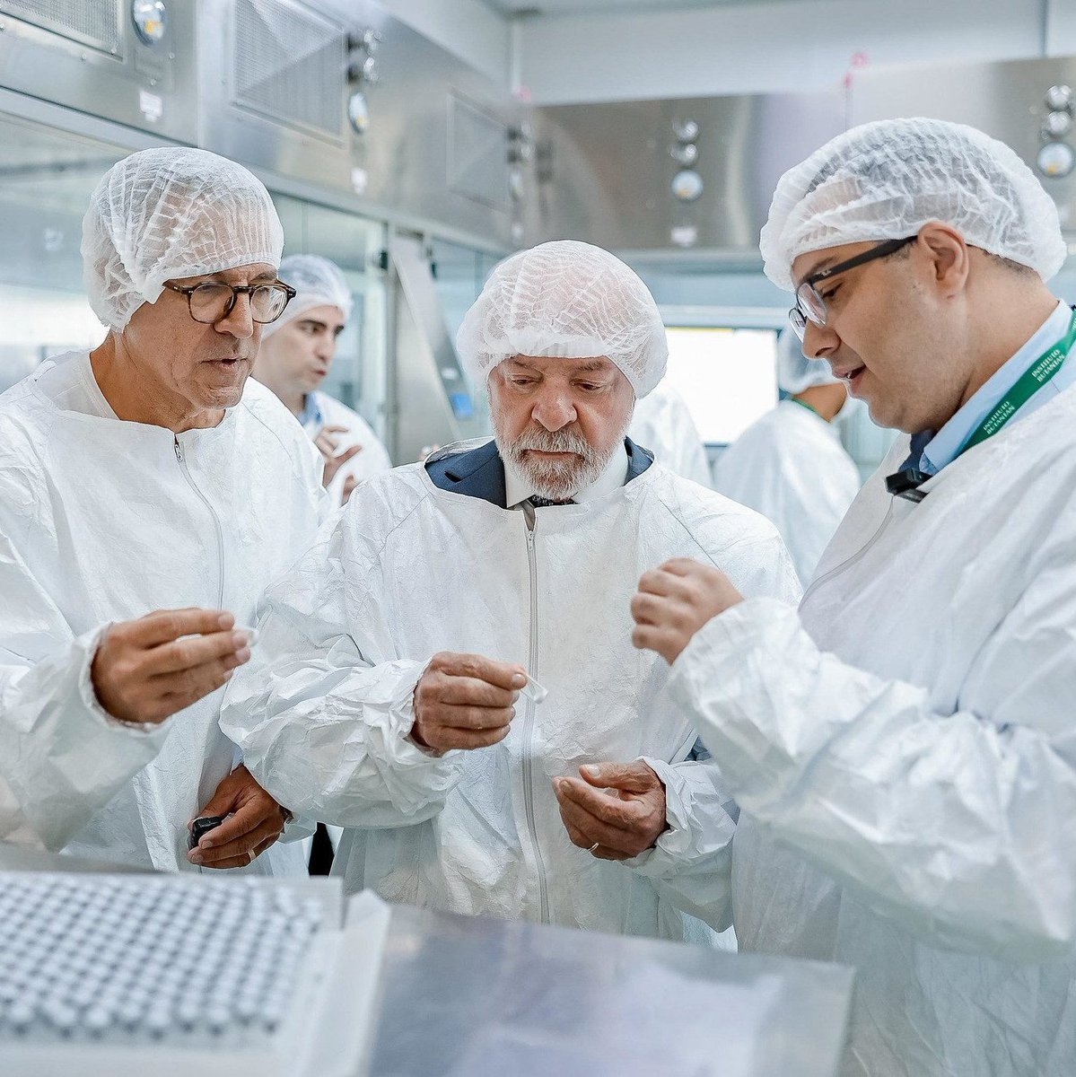 inespandelo's tweet image. Bolsonaro: negava vacina, dizia que o Covid era gripezinha, imitava pessoas morrendo sem oxigênio no hospital.

Lula:  investe em tecnologia e ciência brasileira e defende saúde de qualidade para o nosso povo!

#Lula #SUS #Butantã