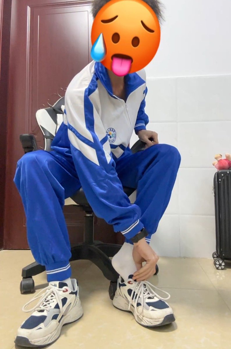 穿着校服就是舒服