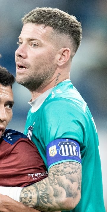Se hizo pasar por jugador de fútbol,gano millones y estafó a varios clubes.