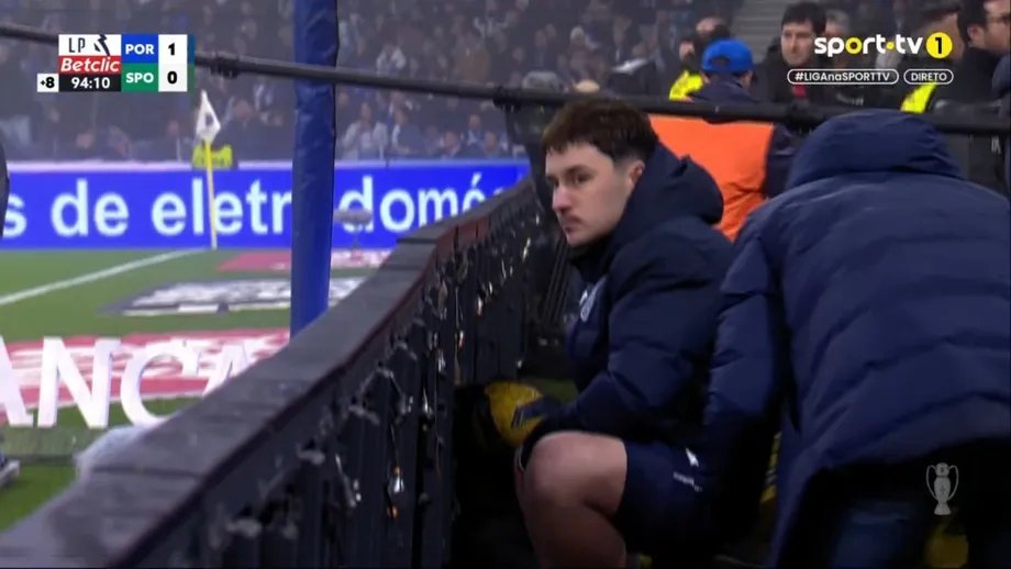 lnstantFoot's tweet photo. 🚨 POLÉMIQUE AU PORTUGAL !

Les ramasseurs de balle du FC Porto cachaient les ballons en fin de match face au Sporting CP !

Ils ont également pris la serviette du gardien des Lions afin qu'il ne sèche pas ses gants. 

(📸 @CabineSport) https://t.co/1kRa3QCSll