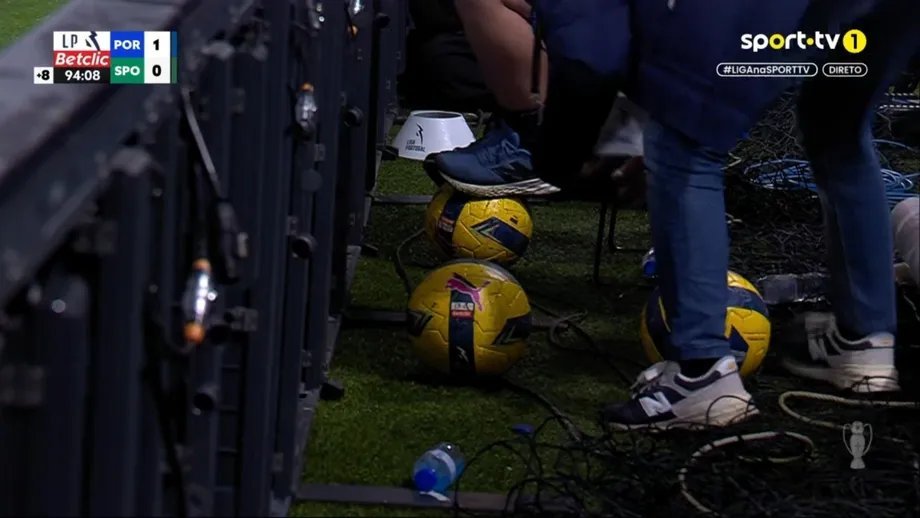 🚨 POLÉMIQUE AU PORTUGAL !

Les ramasseurs de balle du FC Porto cachaient les ballons en fin de match face au Sporting CP !

Ils ont également pris la serviette du gardien des Lions afin qu'il ne sèche pas ses gants. 

(📸 <a href="/CabineSport/">Cabine Desportiva</a>)