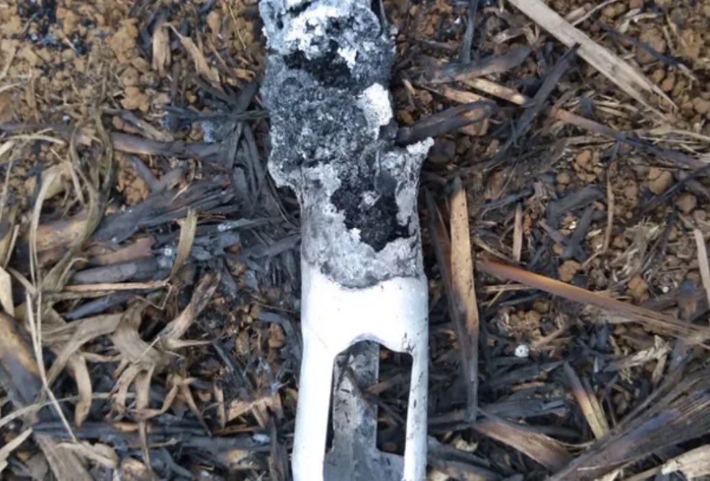 沖縄って不思議なことに
大事な選挙がある時には
3年前に使用停止になったカバーが
保育園で見つかったり、
12.7mm弾の鉛の弾芯が錆びた状態で
民家から見つかったり
突然基地の近くで泡が吹き出したり
海から遠く離れた畑で発煙筒が火を吹き
火事になったりするんです。