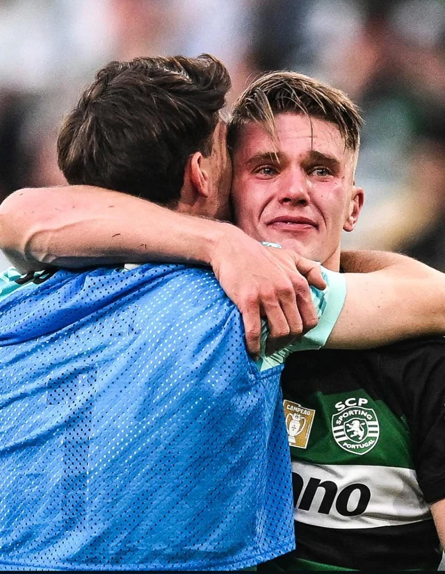 VDZSCP's tweet photo. Se nascesse hoje, com tudo o que sei, voltava a ser Sporting. Foram anos de quedas, de silêncios forçados, de lutas contra forças maiores. Sofremos, caímos, mas nunca deixámos de acreditar. Levantámo-nos com tempo, com carácter, e quando o fizemos, mudou o equilíbrio. Hoje há respeito e medo. Porque o Sporting não é só vitórias: é resistência, identidade e orgulho. Somos o Sporting e seremos sempre da raça que nunca se verguerá.