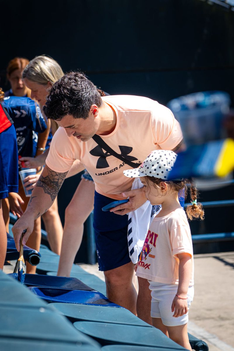 🎨 𝐃𝐢́𝐚 𝐝𝐞 𝐏𝐢𝐧𝐭𝐮𝐫𝐚 𝐊𝐢𝐝𝐬

💙 Cientos de niños y niñas se acercaron ayer al Estadio Centenario para dejar su huella, un gesto simple que transmite algo enorme: sentido de pertenencia, identidad y amor por nuestros colores.

¡Gracias a todas las familias que fueron