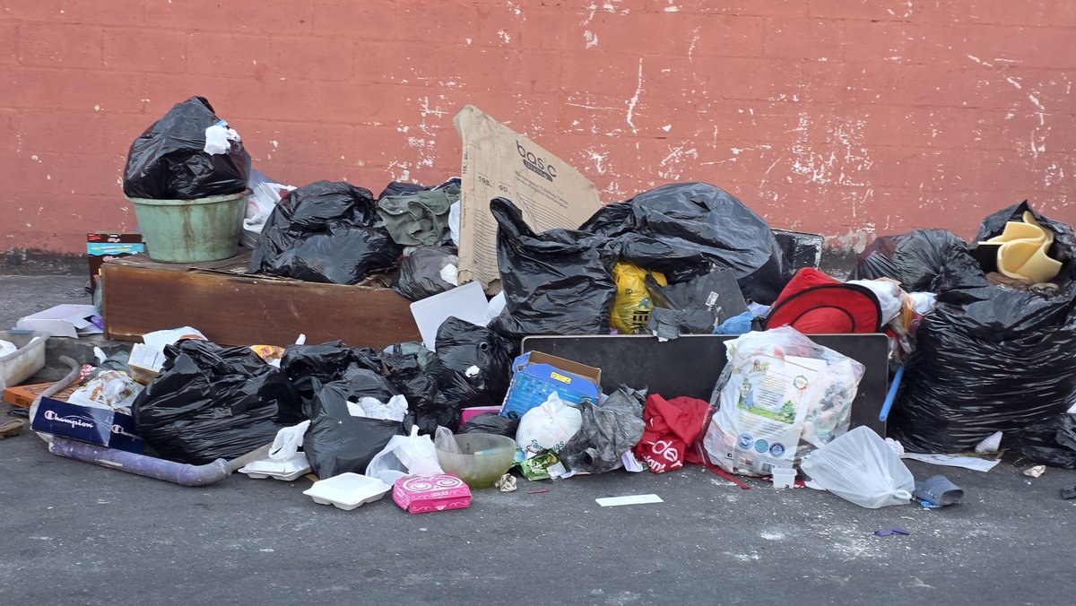 fmoreiram's tweet photo. @AlcaldiaAntiguo @milagronavas quiero denunciar un basurero a cielo abierto sobre la calle Jerónimo Emiliani en la Colonia La Sultana, frente al reparto la Sultana.  Es Un foco de infección para alumnos tomado en cuenta que ahí esta el colegio walte y las Somascas https://t.co/86LXAVc2mH