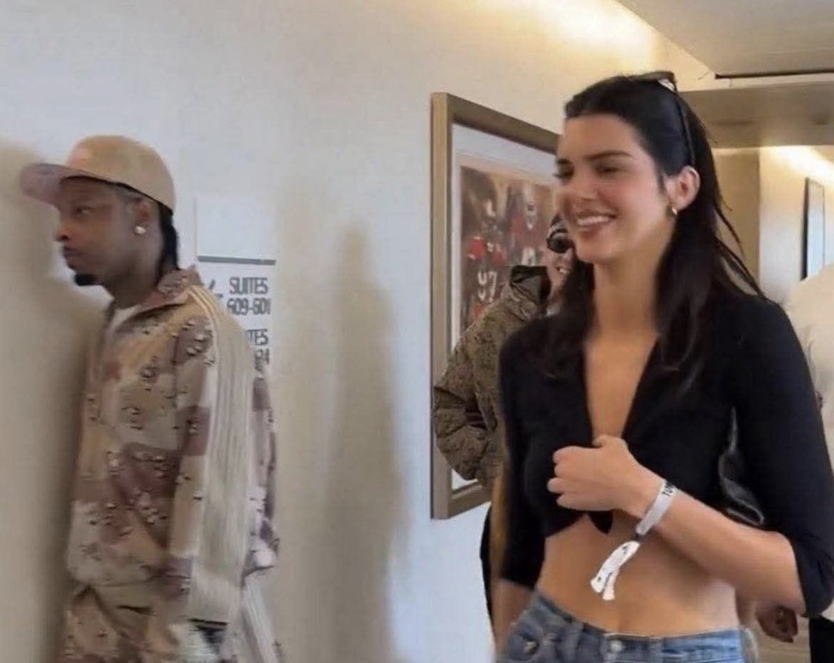 ____selah's tweet image. Latto must run a strict program, look at 21 savage on that wall 😭