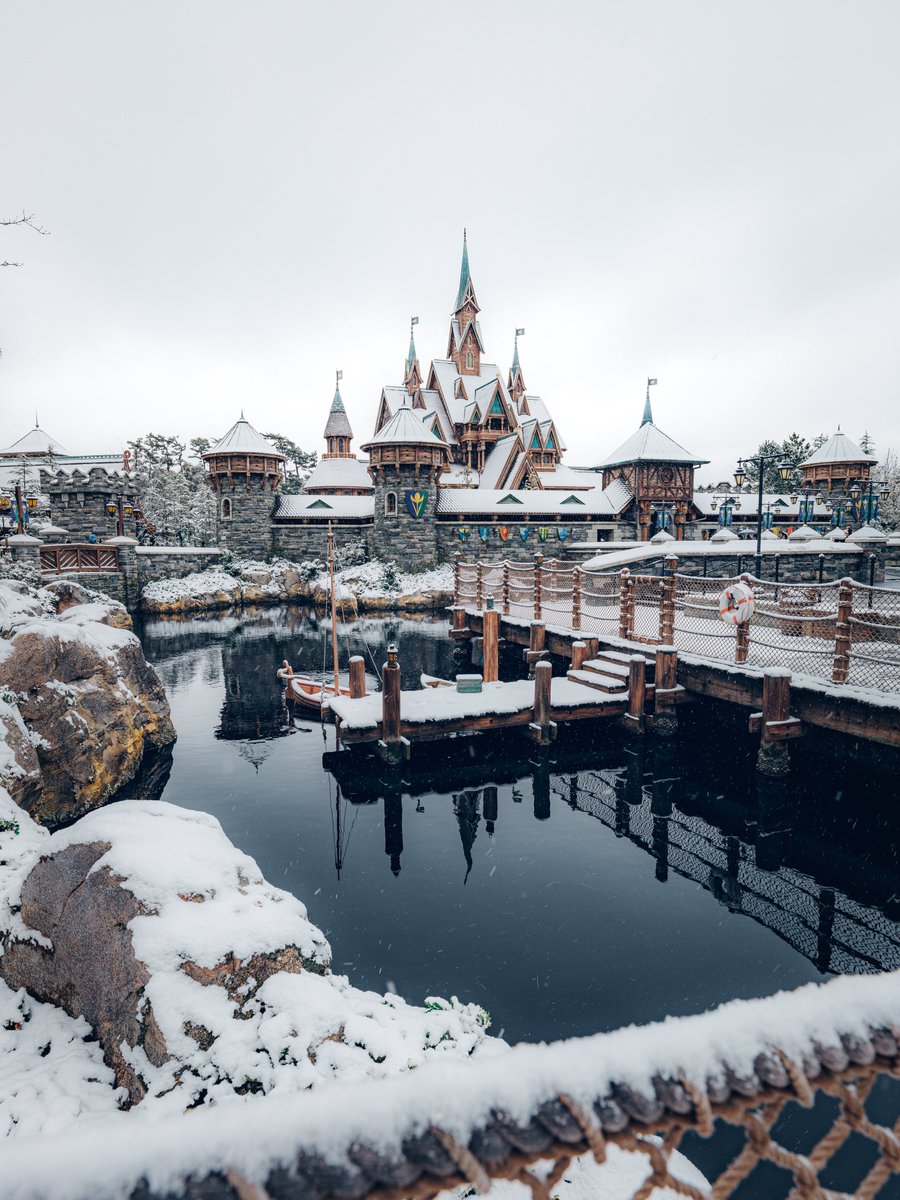 雪が積もったアレンデール城。

映画と同じカラーのお城は日本にしかなく、そんな日本で積雪するお城を見れたことに感激でした。