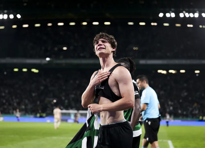 VDZSCP's tweet photo. Se nascesse hoje, com tudo o que sei, voltava a ser Sporting. Foram anos de quedas, de silêncios forçados, de lutas contra forças maiores. Sofremos, caímos, mas nunca deixámos de acreditar. Levantámo-nos com tempo, com carácter, e quando o fizemos, mudou o equilíbrio. Hoje há respeito e medo. Porque o Sporting não é só vitórias: é resistência, identidade e orgulho. Somos o Sporting e seremos sempre da raça que nunca se verguerá.