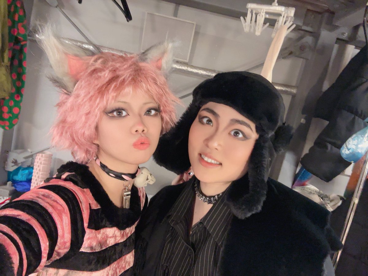 本日は5日目！昼と夜の2公演です！！
全力猫ちゃんしてます
楽屋では犬と仲良しです
他にも歌って踊ってます！
みなさんに参加して頂く「参加型演劇」✨️
たのしんでほしい！
当日件もあるようなので池袋シアターグリーンBIGTREETHEATERにておまちしております🐱
#ニクス宝島
