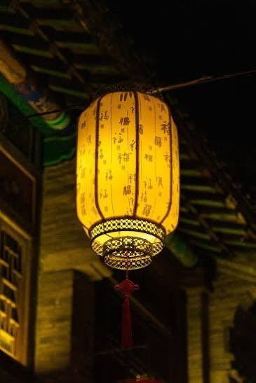 WanjunXie's tweet photo. 据传，风水大师给习近平出主意，为回避赤马红羊对蛇王的劫难，也为阻止东方圣人出世，必须挂黄灯笼！于是，北京大街小巷全是黄灯笼！ https://t.co/ZhNoCFT3bP