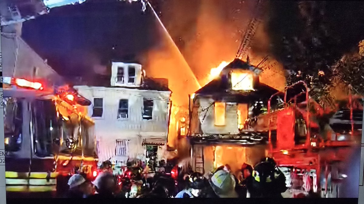 NYCFireWire's tweet image. Queens *4TH ALARM* Box 7936
83-33 Dongan Ave
HOUSE FIRE EXTENDED TO EXPOSURE #FDNY