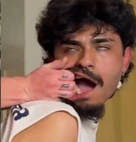 aosdeke's tweet image. acho tão poético as expressões artísticas desse querido nos vídeos de amor intenso que ele grava