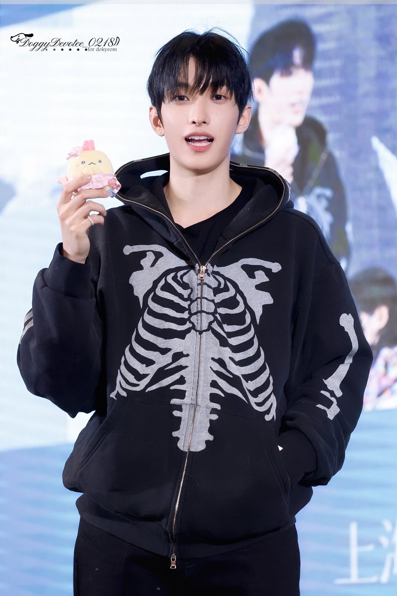 DoggyDevotee218's tweet photo. 260208
yzy shanghai

#도겸 #이석민 
#ドギョム #DOKYEOM 
#세븐틴 #SEVENTEEN
@pledis_17 https://t.co/CyoOKr7ghk
